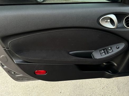Used 2014 Nissan 370Z Coupe RWD image 17