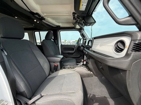 Used 2025 Jeep Wrangler Unlimited Sahara AWD/4WD image 29