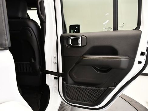 Used 2025 Jeep Wrangler Sahara image 45