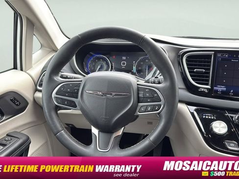 Used 2023 Chrysler Pacifica Touring-L FWD image 15