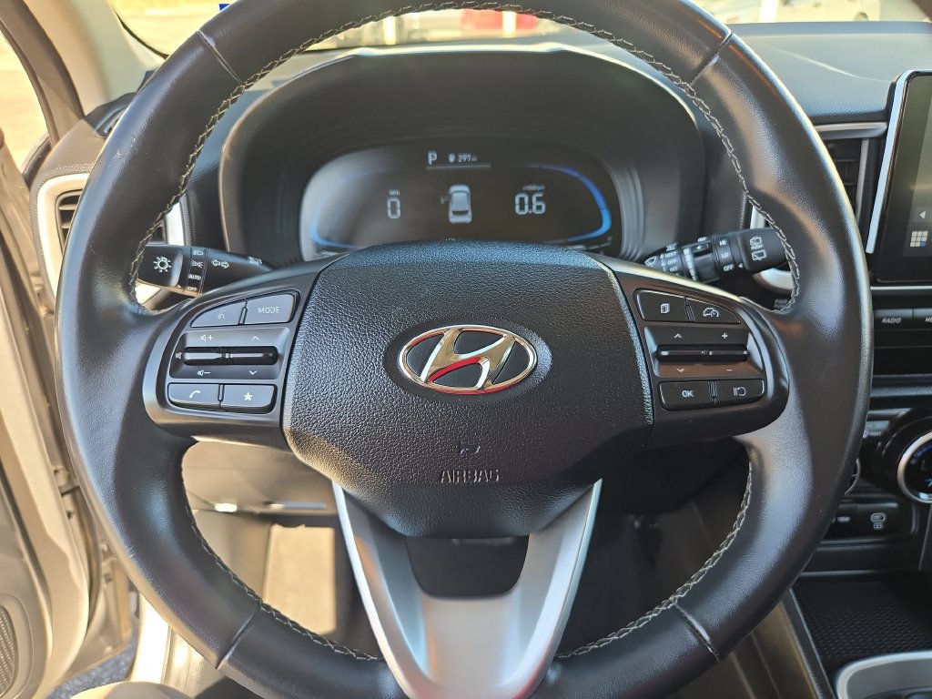 Used 2025 Hyundai Venue SEL FWD image 23