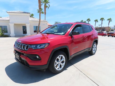 Used 2024 Jeep Compass Latitude image 3