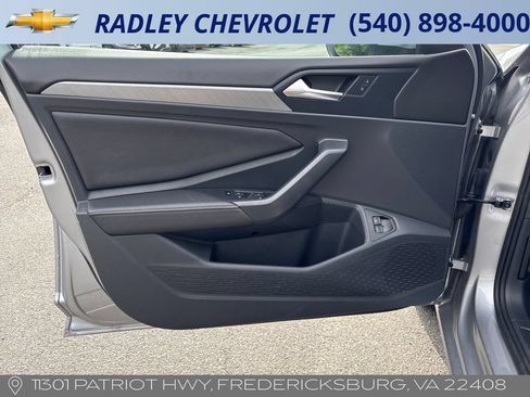 Used 2024 Volkswagen Jetta SE FWD image 11
