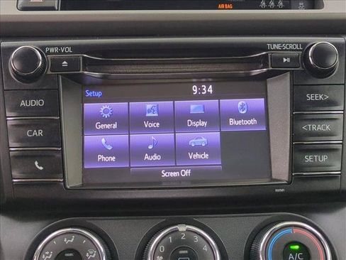 Used 2018 Toyota RAV4 LE FWD image 13