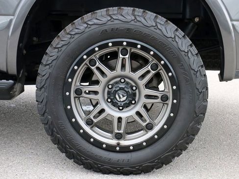 Used 2018 Ford F150 Platinum w/ Equipment Group 701A Luxury image 9