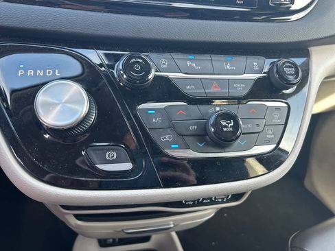 Used 2023 Chrysler Pacifica Touring-L image 28