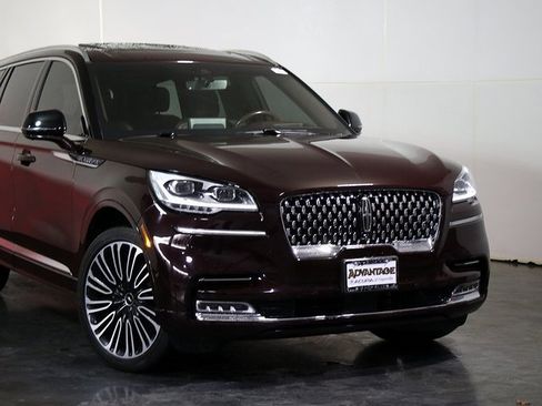 Used 2023 Lincoln Aviator Black Label w/ Class IV Trailer Tow Package image 6