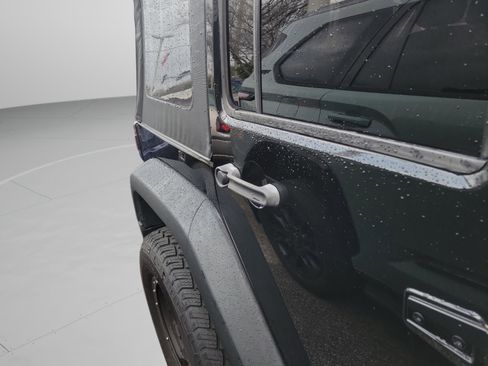 Used 2010 Jeep Wrangler Unlimited Islander image 22