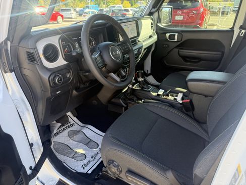Used 2024 Jeep Gladiator Sport image 8