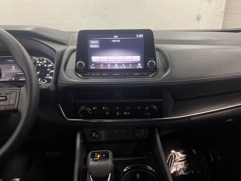 Used 2024 Nissan Rogue S FWD image 19