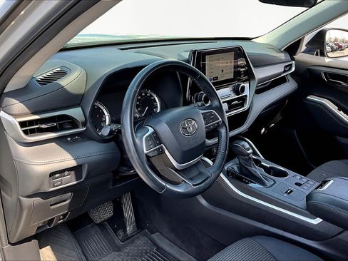 Used 2023 Toyota Highlander LE FWD image 17