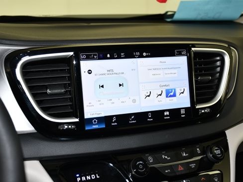 Used 2024 Chrysler Pacifica Touring-L FWD image 19