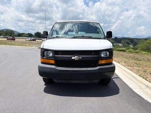 Used 2016 Chevrolet Express 2500 RWD image 2