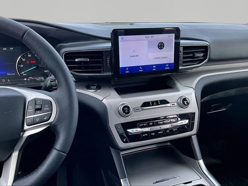 Certified 2022 Ford Explorer XLT w/ Equipment Group 202A image 6