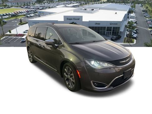 Used 2017 Chrysler Pacifica Limited image 2
