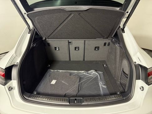 New 2026 Porsche Macan image 17