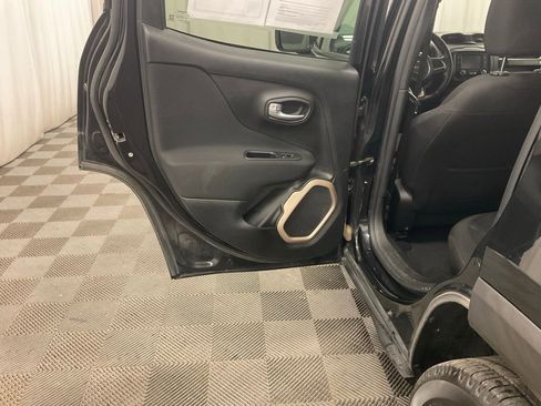 Used 2017 Jeep Renegade Latitude image 23