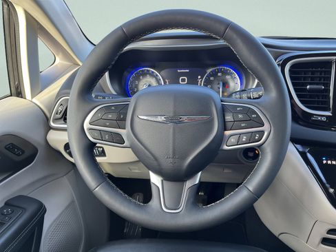 Used 2024 Chrysler Pacifica Touring-L image 25