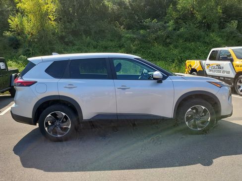 Used 2024 Nissan Rogue SV AWD/4WD image 2