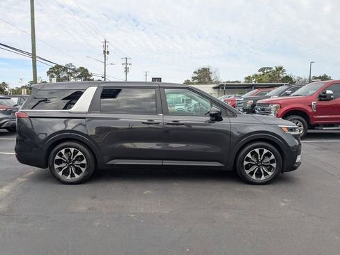 Used 2022 Kia Carnival EX image 3