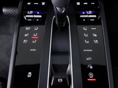 Used 2025 Porsche Macan image 18