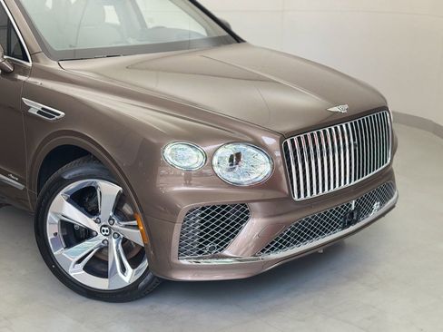 Used 2025 Bentley Bentayga image 28