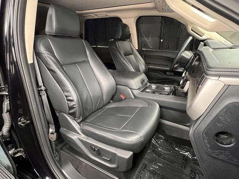 Used 2023 Ford Expedition XLT image 4