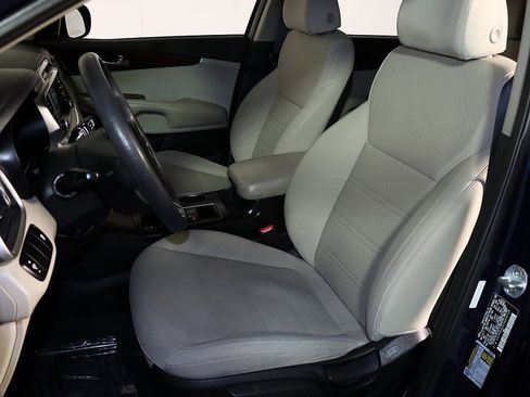 Used 2018 Kia Sorento LX image 4