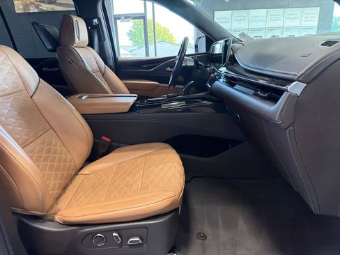 Used 2021 Cadillac Escalade Premium Luxury AWD/4WD image 11