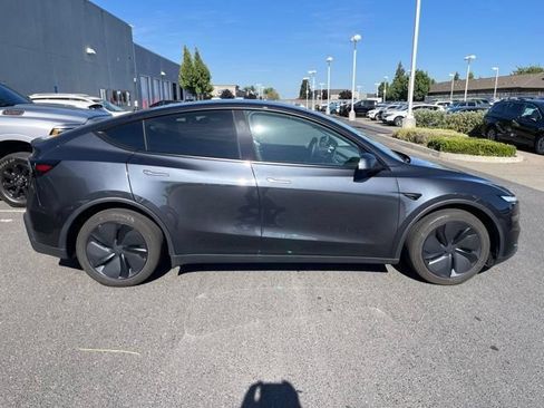 Used 2026 Tesla Model Y AWD image 4