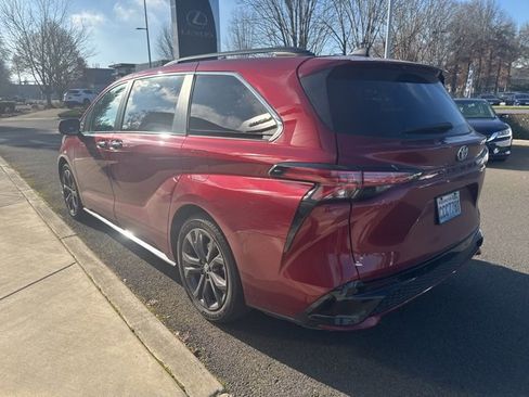 Used 2022 Toyota Sienna XSE image 4