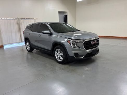 Used 2024 GMC Terrain SLE FWD image 2