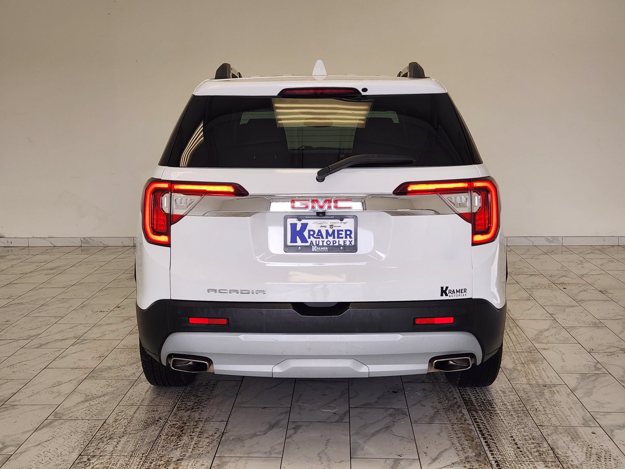 Used 2023 GMC Acadia SLT FWD image 6