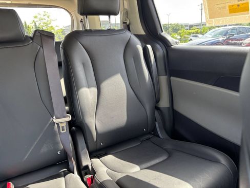 Used 2026 Kia Carnival FWD image 36