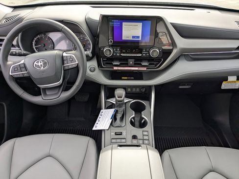 New 2026 Toyota Highlander XLE image 15
