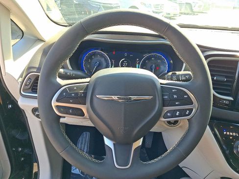 Used 2024 Chrysler Pacifica Touring-L FWD image 19