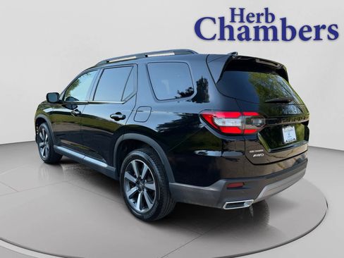 Used 2025 Honda Pilot Touring image 3