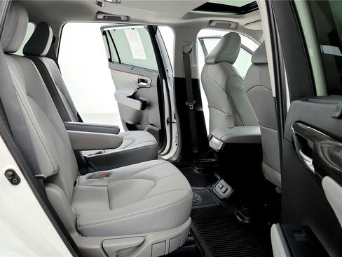 Used 2023 Toyota Highlander Limited image 30