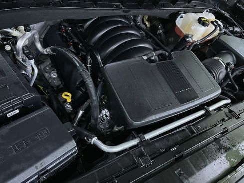 Used 2025 Chevrolet Suburban Z71 image 30