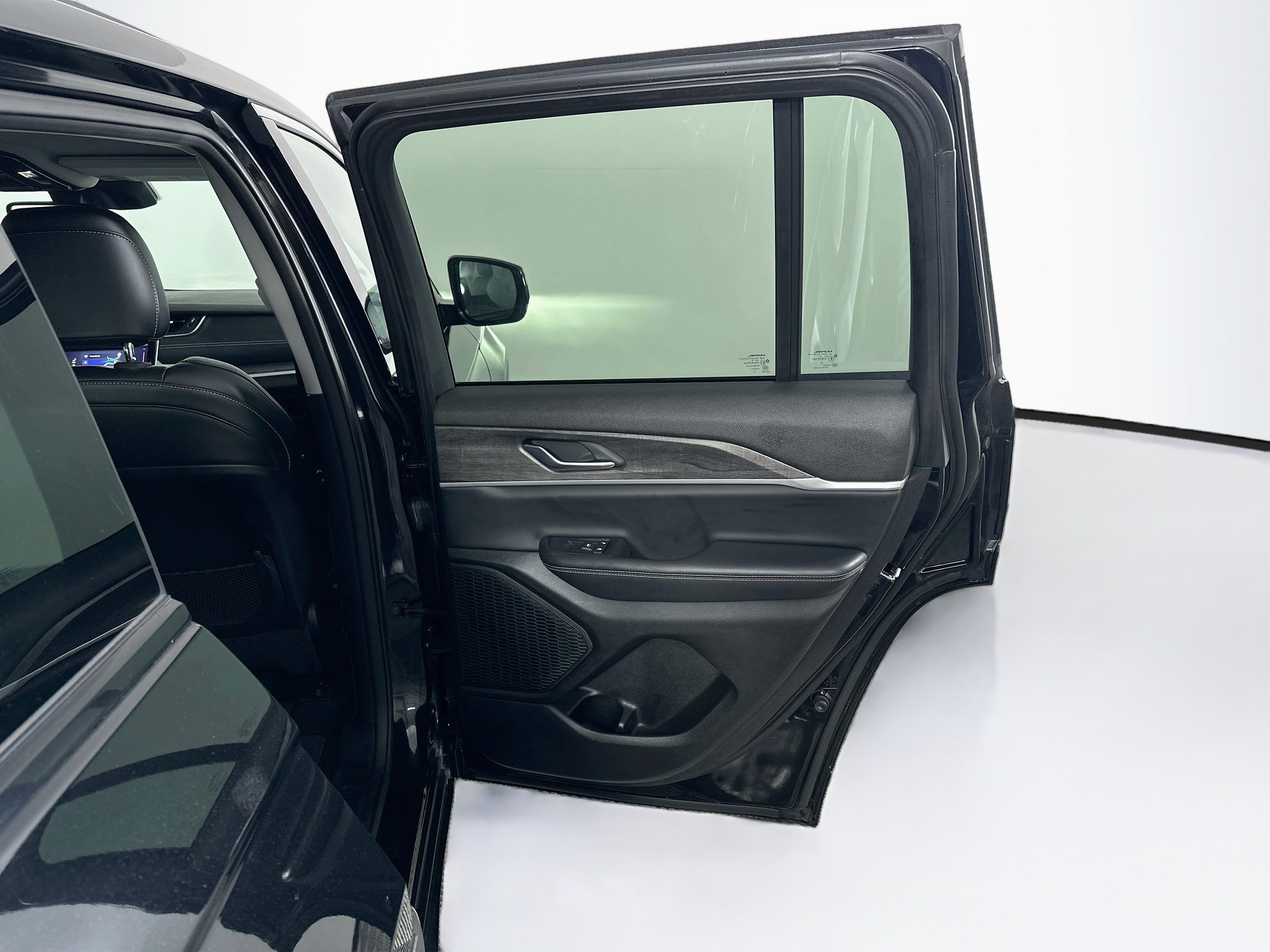 Used 2023 Jeep Grand Cherokee Limited RWD image 32