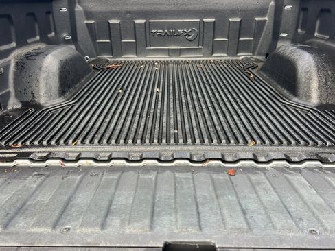 Used 2024 GMC Sierra 1500 SLT image 17