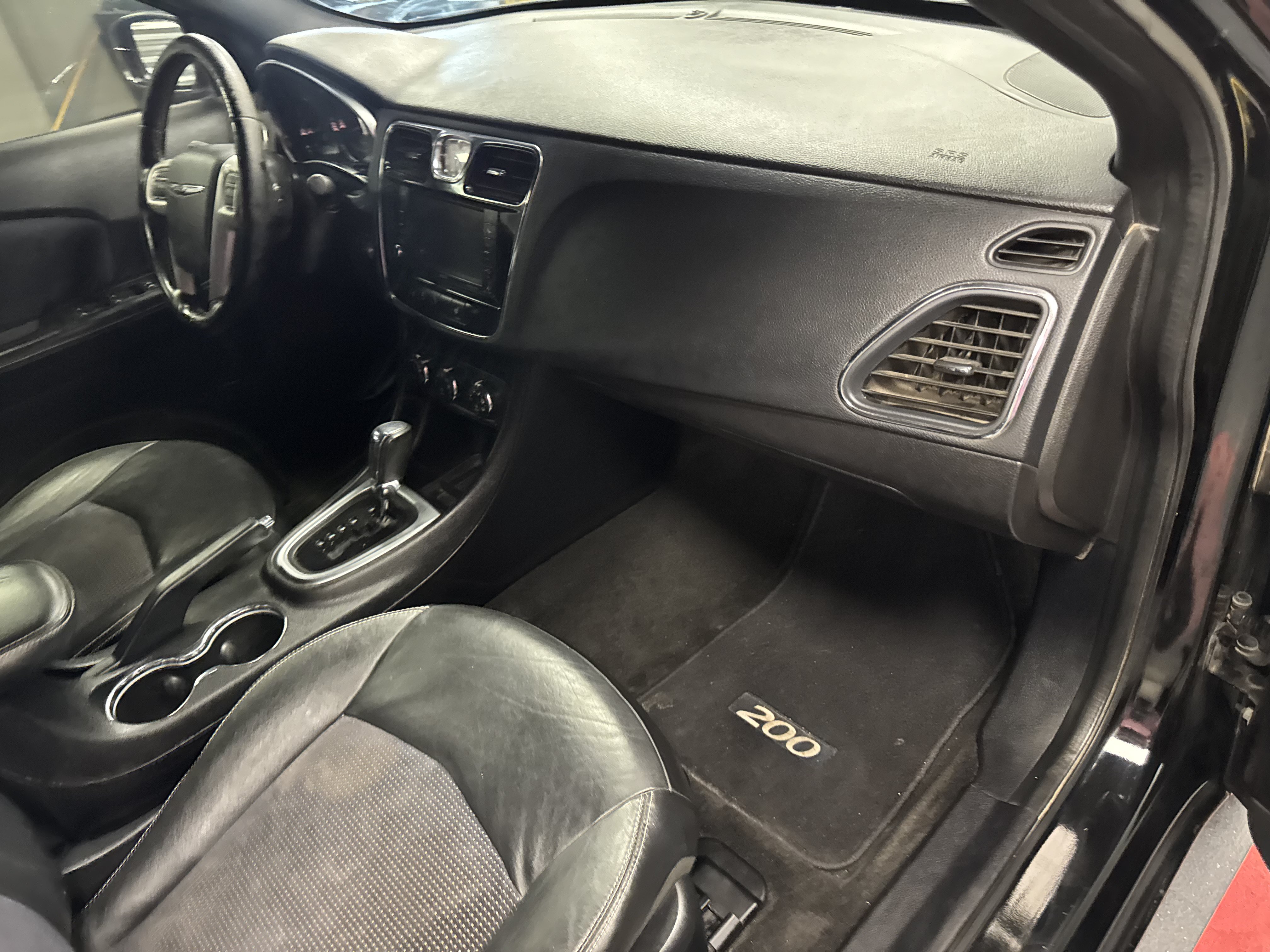 Used 2011 Chrysler 200 S FWD image 8