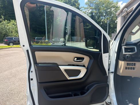 Used 2018 Nissan Titan SV w/ SV Convenience Package AWD/4WD image 9