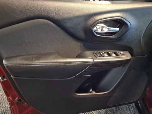 Used 2017 Jeep Cherokee Sport FWD image 16