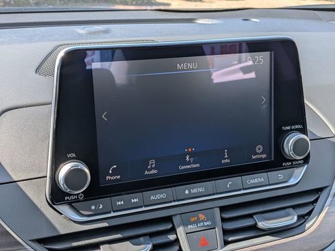 Used 2025 Nissan Altima 2.5 SV image 18