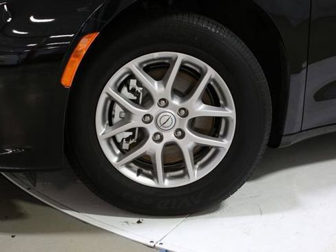 Used 2025 Chrysler Pacifica Select image 2