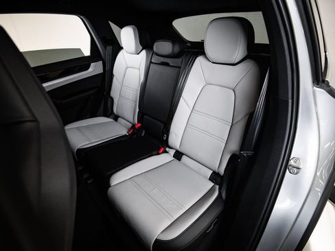 Certified 2025 Porsche Cayenne E-Hybrid AWD/4WD image 24