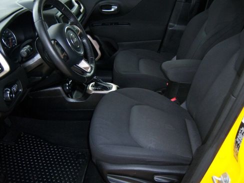 Used 2017 Jeep Renegade Latitude w/ Cold Weather Group image 8