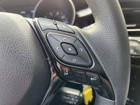 Used 2020 Toyota C-HR LE image 27