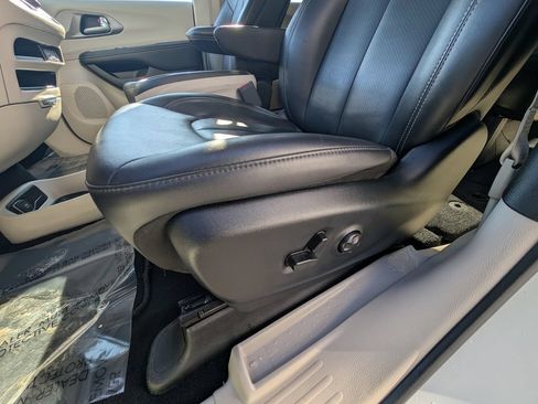 Used 2024 Chrysler Pacifica Touring-L FWD image 18